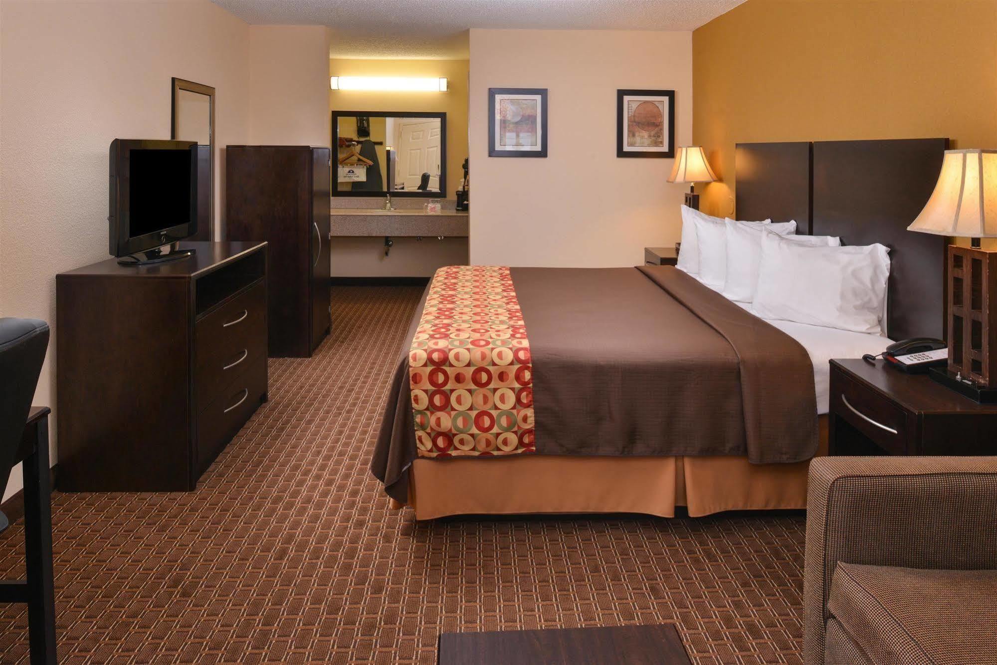 Americas Best Value Inn Tupelo Barnes Crossing Bagian luar foto